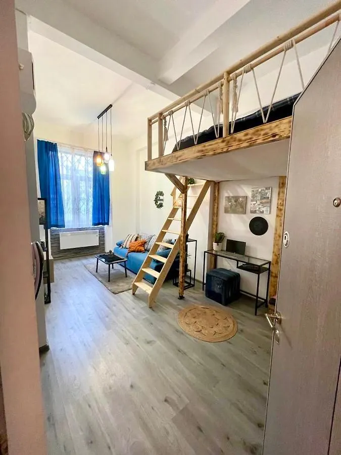 Vis-A-Vis Studio - Gara De Nord Bucureşti